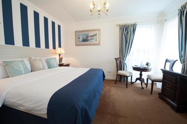 The Blue Haven Hotel Кинсэйл Номер фото